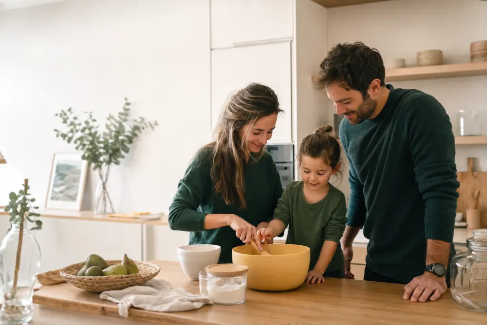 Une famille cuisine ensemble dans une maison lumineuse