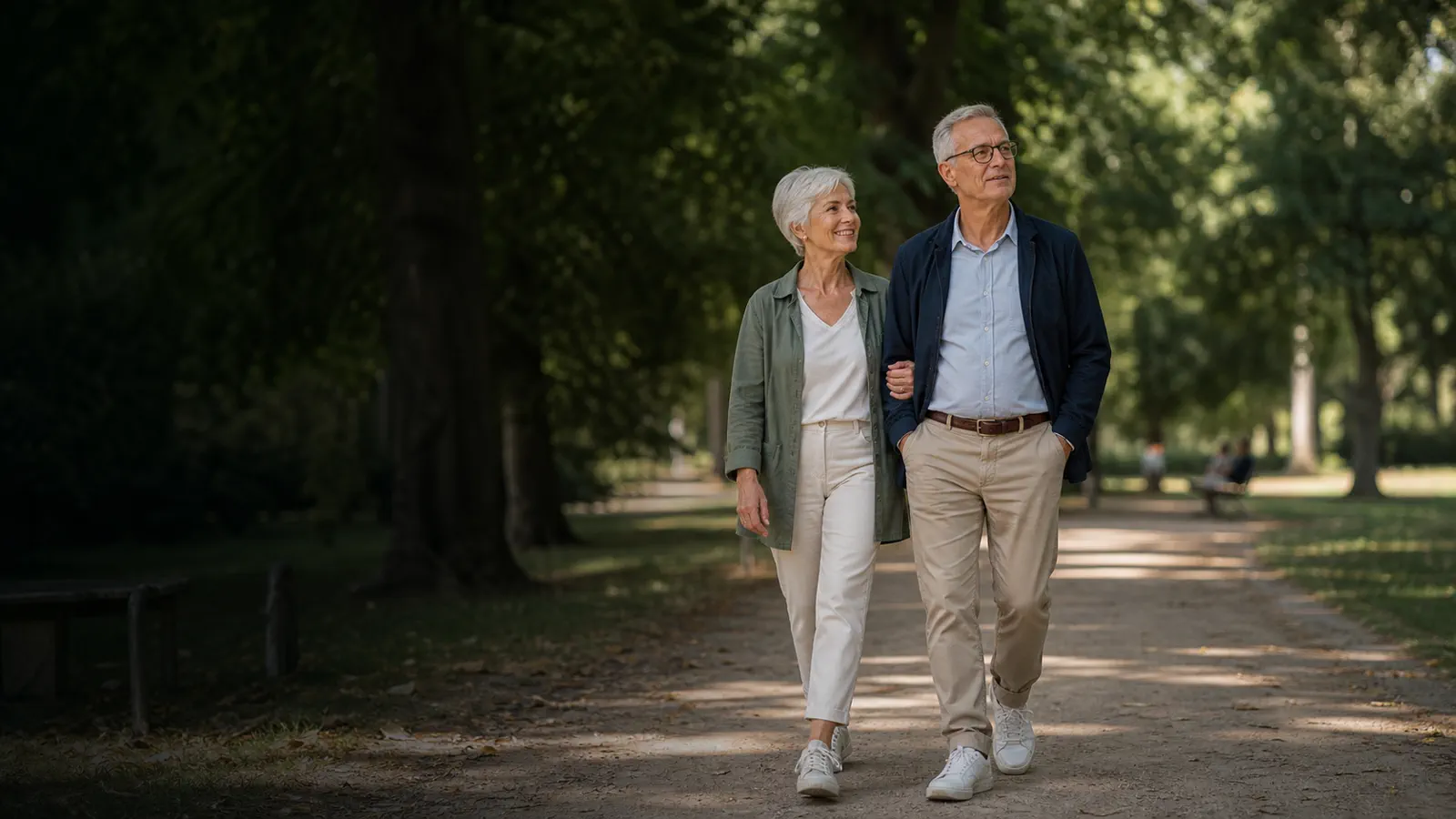 Couple senior actif marchant dans un parc
